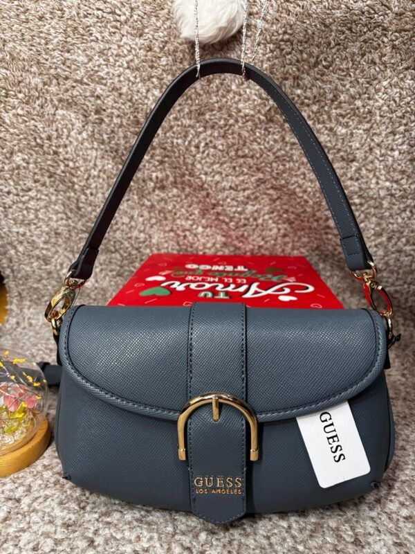 Bolso Guess Harlow Crossbody – Elegancia en Azul Acero