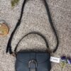 Bolso Guess Harlow Crossbody – Elegancia en Azul Acero