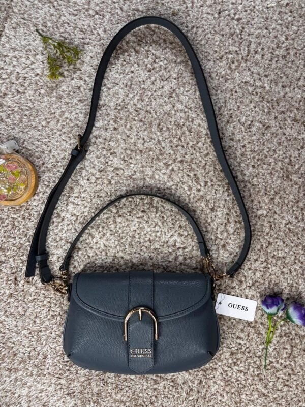 Bolso Guess Harlow Crossbody – Elegancia en Azul Acero