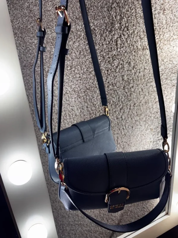 Bolso Guess Harlow Crossbody – Elegancia en Azul Acero